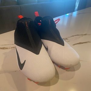Nike phantom vsn Ghost  Size 6Y cleats